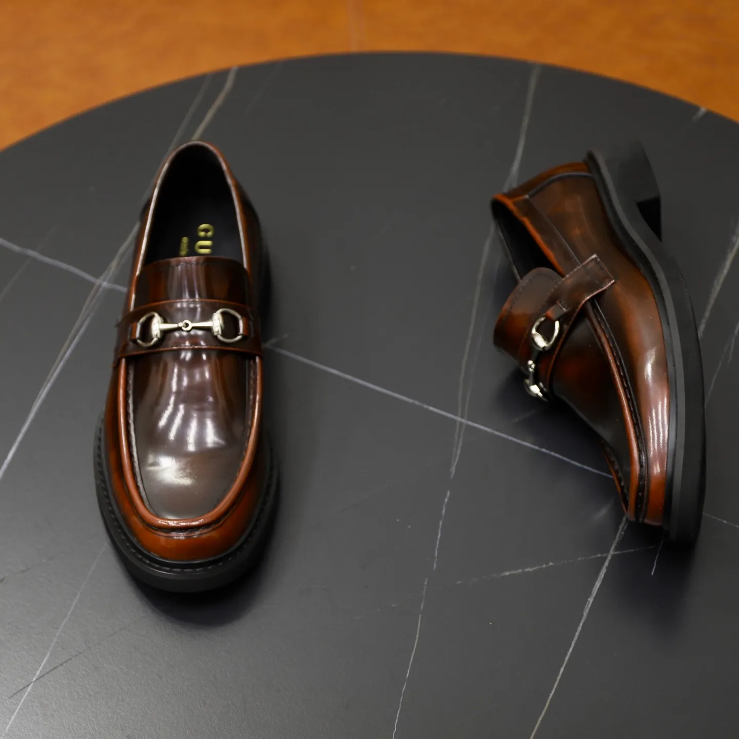 Ex-factory price: 540💰🙅‍♂️🙅‍♂️🙅‍♂️ Brand: GUCCI Standard code: Men's code 38-44 (45 can be customized) Grade: Same style as the official website Original order quality Material: Original cowhide surface Comfortable cowhide lining Original outsole Style category: Men's fashionable casual leather shoes Distinguished big-name luxury elements Top luxury Color: actual picture color